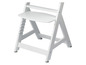 Chaise haute en bois blanc avec ceinture de sécurité.