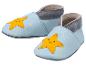 Chaussons de bébé bleus avec étoiles jaunes et bords gris