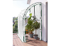Serre de balcon avec plantes en pot sur un balcon en bois.