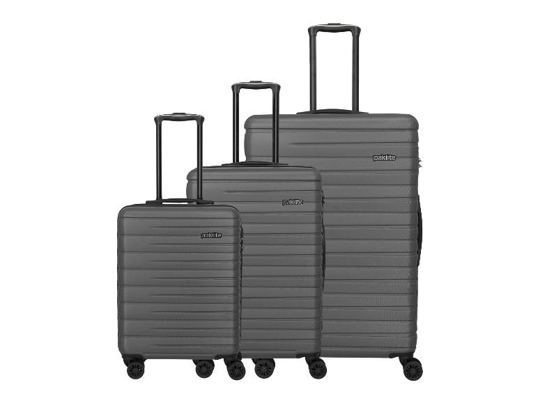 Ensemble de trois valises grises avec poignées télescopiques et roulettes.