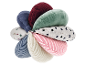 Jouet en peluche multicolores fait de différents tissus.