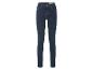 Un jean skinny bleu foncé.
