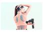 Une femme en brassière de sport utilise un pistolet de massage pour la récupération musculaire.