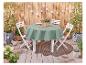 Table ronde, chaises pliantes blanches et nappe verte pour extérieur.