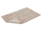 Tapis de bain beige doux et absorbant.
