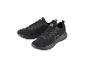 Deux chaussures de course noires avec un logo blanc et des lacets.