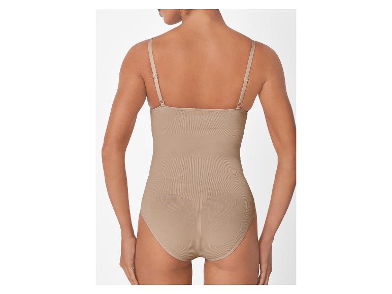 Femme en body sculptant beige à fines bretelles, vue arrière