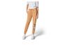 Pantalon de jogging beige avec le logo 'Wednesday' et des baskets blanches.