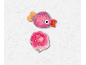 Poisson et fleur en crochet rose et orange sur fond blanc texturé.