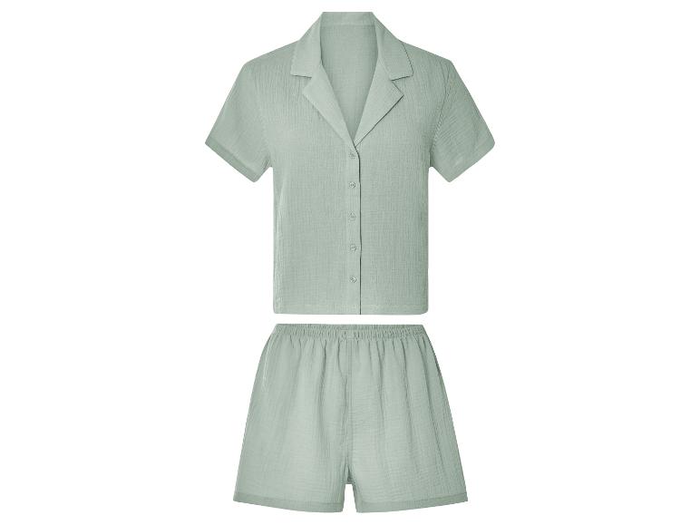 Ensemble pyjama court vert clair : haut boutonné et short assorti.