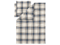 Plaid et taie d'oreiller à carreaux.