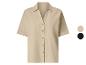 Chemise femme beige à manches courtes avec boutons, avec option de couleur noire.