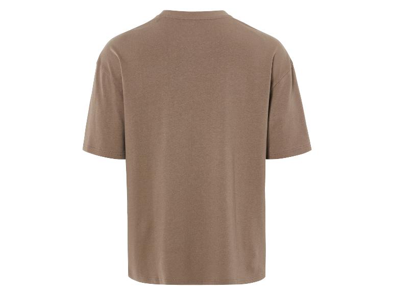 Un t-shirt à manches courtes de couleur beige clair.