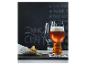 Bière artisanale dans des verres, chips sur le côté.