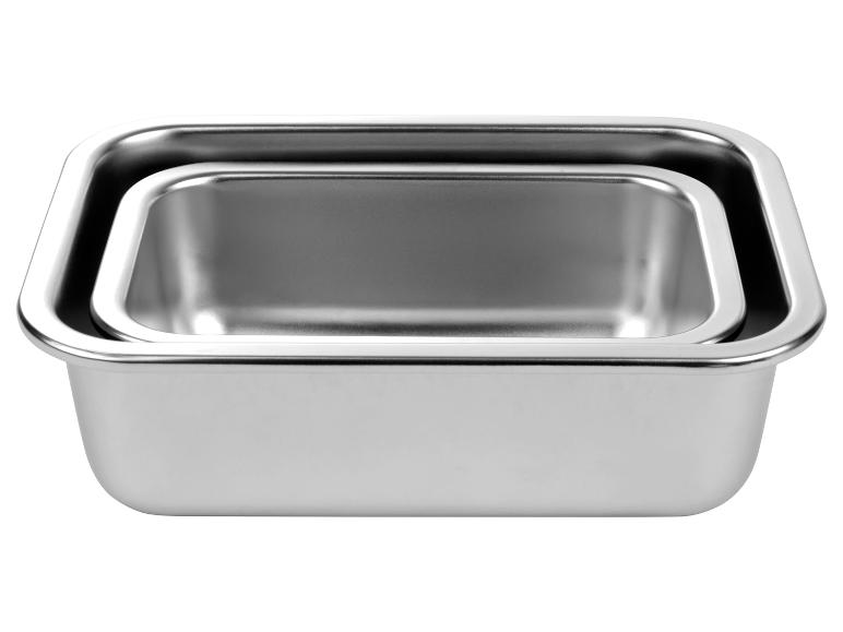 Deux bols carrés en acier inoxydable emboîtés.