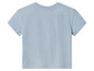 Un t-shirt bleu clair à manches courtes.