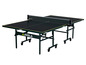 Une table de ping-pong Joola noire, pliable, avec des roulettes.