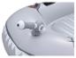 Détail d'un bateau gonflable gris avec un design de requin et un pistolet à eau intégré.