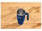 Mug thermique bleu avec anse sur une table en bois