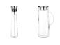 Carafe et pichet en verre avec couvercles métalliques.