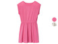 Une robe rose à manches courtes.