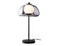 Lampe de table noire avec abat-jour en verre gris.