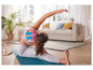 Femme faisant du yoga avec du kinésiotape sur un tapis bleu.