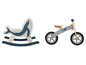 Un rocking-horse en bois en forme de baleine et un vélo d'apprentissage en bois sur le thème de l'océan.