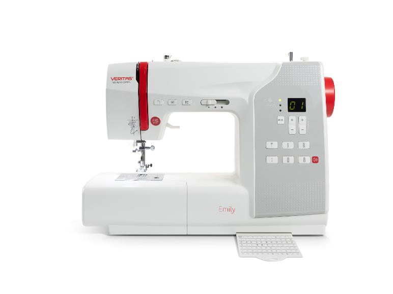 Machine à coudre blanche avec détails rouges, écran numérique et boutons.