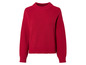 Un pull rouge en laine à manches longues.
