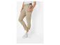 Pantalon beige et baskets blanches : look décontracté et élégant.