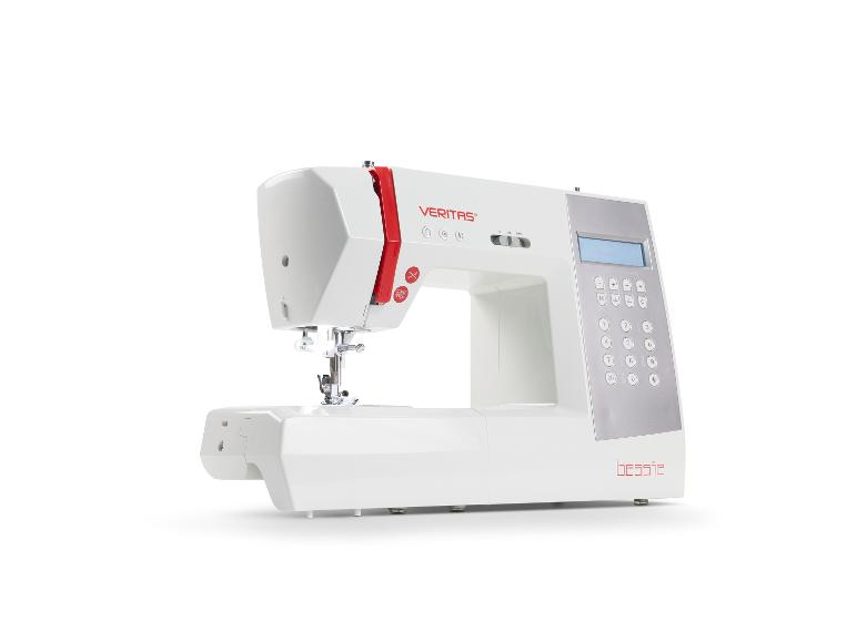 Machine à coudre électronique blanche avec des détails rouges et un écran numérique.