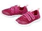 Une paire de chaussures de sport roses pour enfants avec fermeture velcro et semelle blanche.