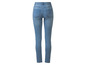 Un jean skinny bleu pour femme.