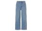 Un jean bleu clair, taille haute et large.