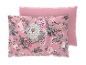 Taie d'oreiller rose à motif floral et une taie d'oreiller rose unie en dessous.