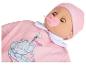 Une poupée bébé rose avec une sucette, un bonnet et une grenouillère à motif d'éléphant.