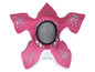 Un masque Demogorgon rose de Stranger Things avec une maille pour les yeux.
