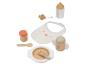 Jouets en bois pour bébé, incluant biberon, sucette, bavoir, pot de nourriture et vaisselle.