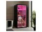 Femme se relaxant dans un sauna infrarouge moderne avec lumière rose, à côté d'une baignoire et d'une fenêtre.