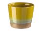 Pot en céramique jaune avec une finition légère et émaillée.
