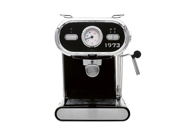 Une machine à expresso noire et argentée de style rétro.