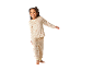 Fille souriante vêtue d'un pyjama beige à motif d'oursons.