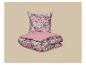Parure de lit rose fleurie avec oreiller et couette.