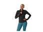Femme souriante en veste de sport noire et leggings bleus.