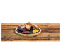 Salami, pain et moutarde sur une planche en bois.