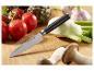 Couteau Santoku en acier damas ECHTWERK sur une planche en bois avec des légumes frais.