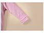 Un sweat-shirt rose avec une doublure en polaire.