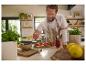 Bruschetta, huile et vinaigre, moulin à sel : préparation culinaire dans une cuisine élégante.