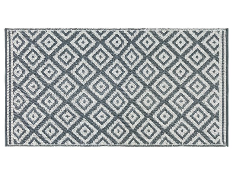 Tapis d'extérieur gris et blanc à motifs géométriques.